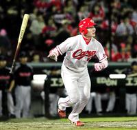 8回、丸は右越えソロを放つ(撮影・出月俊成)