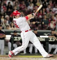 1回広島無死満塁、広島 B.エルドレッドは左前に先制の2点打を放つ=マツダスタジアム(撮影・出月俊成)