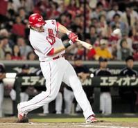 3回広島無死一、三塁、広島 B.エルドレッドは左越えに3ランを放つ=マツダスタジアム(撮影・出月俊成)