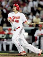 3回、左翼線に同点適時二塁打を放つエルドレッド(撮影・北村雅宏)