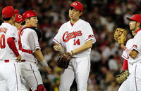 4回、挟殺プレーのミスで追加点を許し、マウンドで渋い表情を見せる広島・大瀬良大地(中央)=マツダスタジアム(撮影・出月俊成)