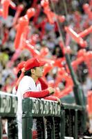 7回、ジェット風船が舞う様子をベンチから見つめる大瀬良(撮影・出月俊成)