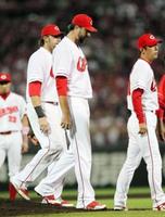 阪神戦の9回途中、足の不調を訴え降板した広島・ミコライオ(中央)=マツダスタジアム(2014年10月3日)
