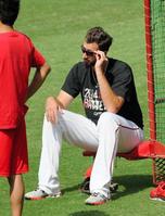 練習中に座りこんでうつろな表情を見せるミコライオ(撮影・出月俊成)