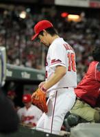 8回、勝ち越しを許し、肩を落としてベンチへ戻る前田(撮影・出月俊成)