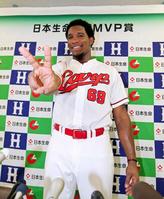 月間MVPを受賞し、笑顔でVサインを見せるロサリオ(撮影・出月俊成)