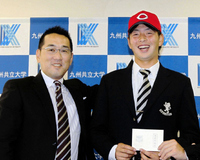 大瀬良に使命あいさつした広島・野村謙二郎監督(左)=2013年10月29日