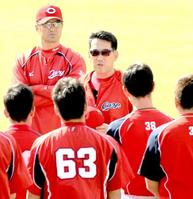 練習前にナインに退任の報告をする野村監督(中央)=撮影・出月俊成