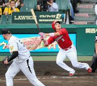 8回、遊飛に倒れる丸(投手・メッセンジャー)=撮影・持木克友