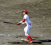 4回、左越え2ランを放ち、打球の行方を追う鈴木誠(撮影・北村雅宏)