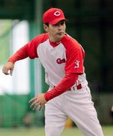 ジェスチャーを交えてコーチ陣と談笑する緒方監督(撮影・出月俊成)