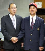 27日に広島・白武スカウト部長(左)から指名あいさつを受けた高松北・塹江