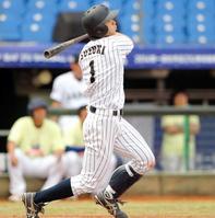 4回、鈴木が中越えの適時二塁打を放つ(撮影・保田叔久)