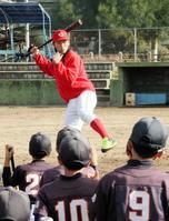 少年野球大会に招待され、球児に打撃指導する鈴木誠(撮影・市尻達拡)