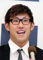 大幅アップで契約を更改し、笑顔で会見する広島・中田 廉=マツダスタジアム(撮影・出月俊成)