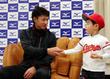 ファンの聡志君と笑顔で握手を交わす広島の堂林翔太=ミズノ大阪店(撮影・持木克友)