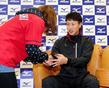 堂林翔太のユニフォームを着たカープ女子と握手を交わす広島の堂林翔太=ミズノ大阪店(撮影・持木克友)