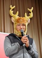 トナカイのかぶり物をしてあいさつする広島・鈴木誠也=スペースFS汐留(撮影・園田高夫)