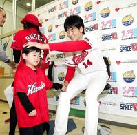 撮影会に参加した男の子の頭をなでる大瀬良(撮影・出月俊成)