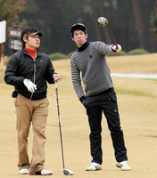 丸（左）とともにゴルフコンペに参加した前田健＝賀茂ＣＣ（撮影・出月俊成）
