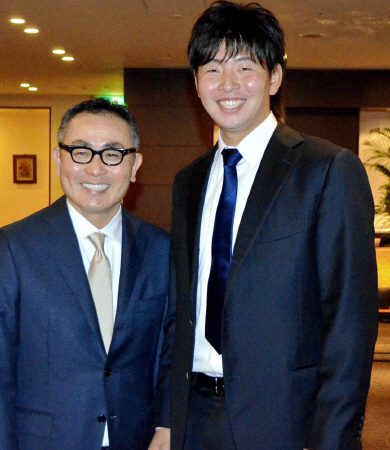九州共立大・仲里監督（左）の勇退記念パーティーに出席し、笑顔で会話する大瀬良