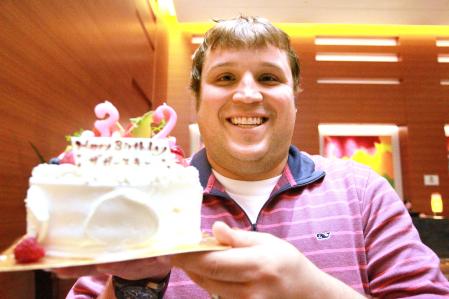 　報道陣から誕生日ケーキをプレゼントされ、笑顔を見せるザガースキー（撮影・北村雅宏）