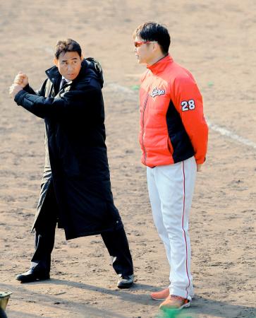 練習中に前田智徳氏（左）から打撃のアドバイスを受ける新井（撮影・出月俊成）