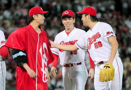 　試合後、笑顔で互いをたたえ合う（左から）大瀬良、前田、中崎（撮影・出月俊成）