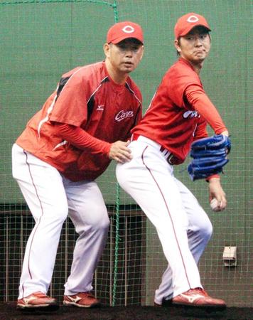 　小林投手コーチと二人三脚で、下半身を意識して投球練習する飯田