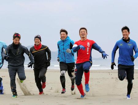 　砂浜でダッシュする（左から）上本、小窪、内川、鈴木、上林（撮影・吉澤敬太）