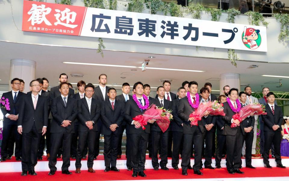 　宮崎入りし歓迎を受ける緒方監督（前列中央）、小窪（同左）ら広島ナイン（撮影・吉澤敬太）　
