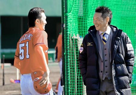 　野球日本代表・小久保監督（右）から声をかけられ笑顔を見せる鈴木