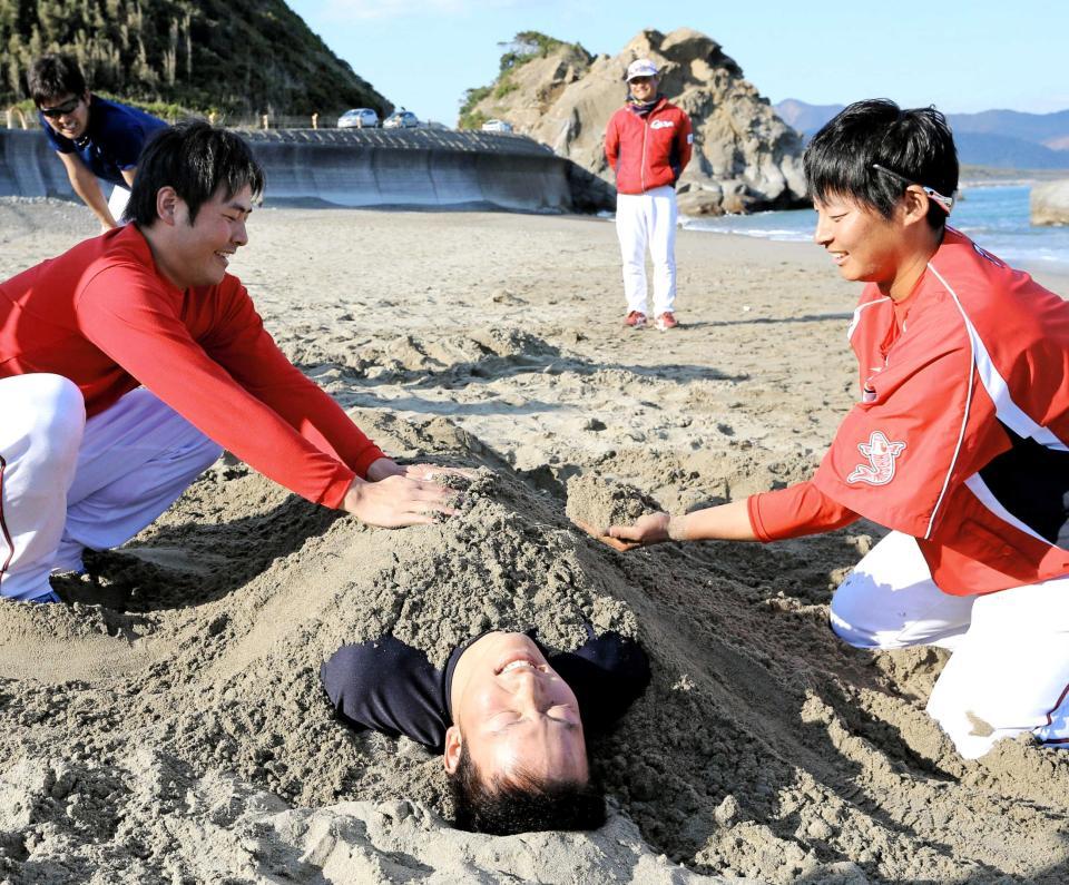 　砂浜トレで倒れ込んだ薮田（中央）に砂をかぶせる江草（左）と一岡