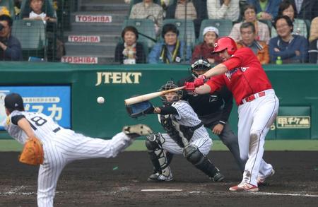 ５回、右中間へ勝ち越しとなる２点滴時二塁打を放つ広島・エルドレッド＝甲子園（撮影・田中太一）