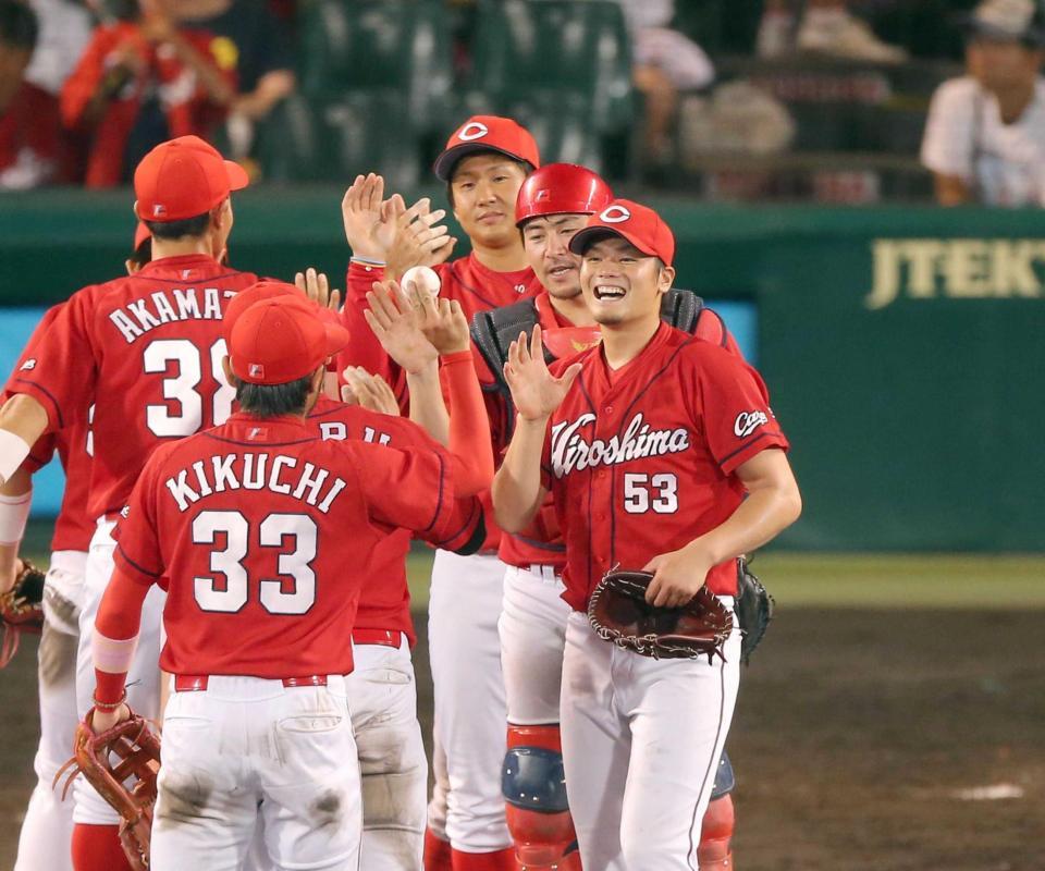 阪神打線を完封した戸田（右）は満面の笑みで菊池からウイニングボールを受け取る　　
