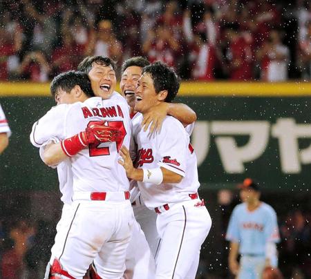 　９回、サヨナラ二塁打を放ち、会沢（左）と抱き合って喜ぶ新井（撮影・吉澤敬太）