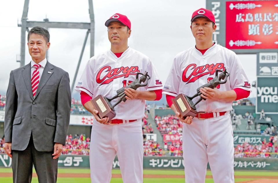 　県民栄誉賞の表彰を受ける（左から）湯崎広島県知事、黒田、新井