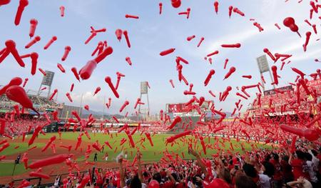 大入りのマツダスタジアムで、ジェット風船を打ち上げるカープファン（撮影・吉澤敬太）
