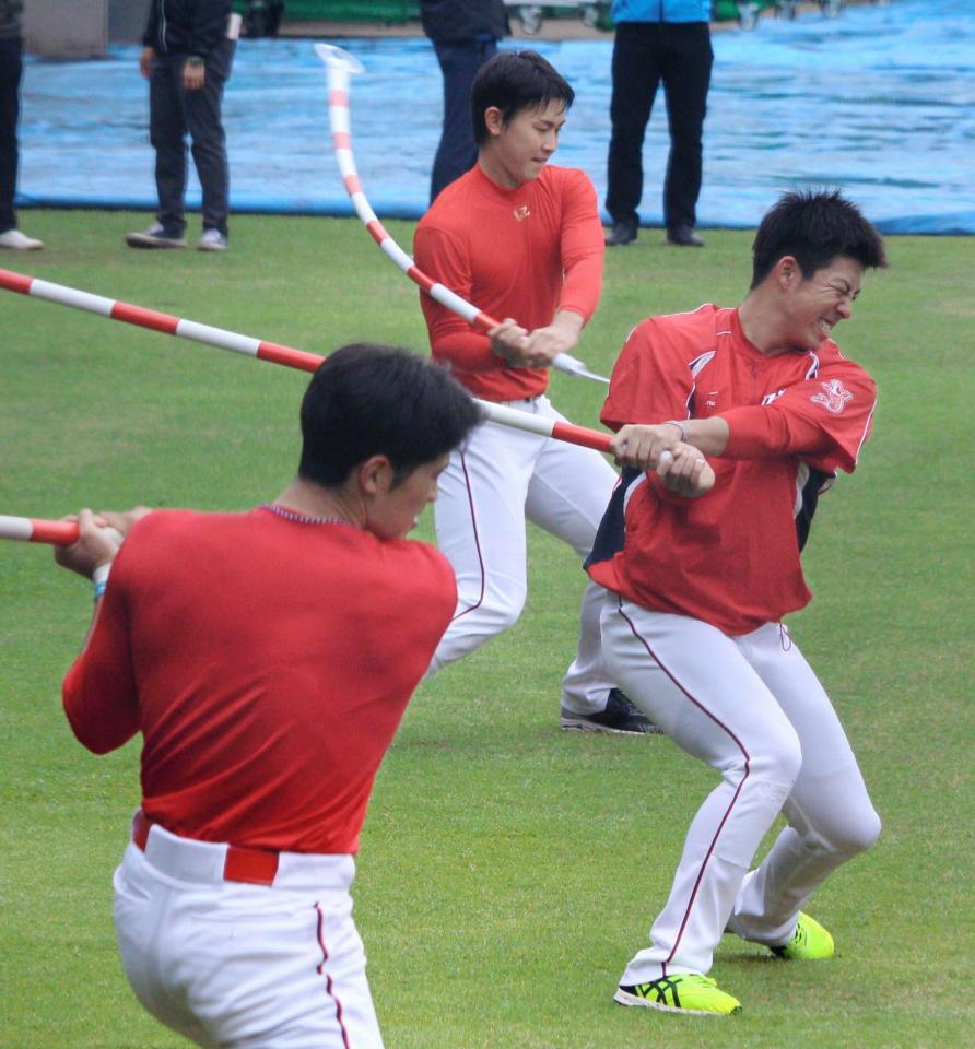 広島の秋季キャンプが８日、日南市の天福球場で始まった。８時から特別早出練習を行う安部、堂林、野間（左から）
