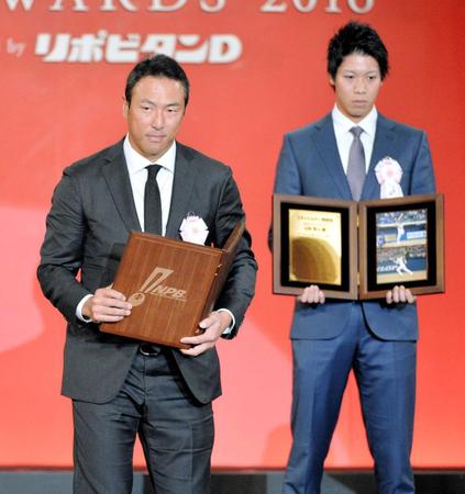 　功労賞を受賞した黒田氏。右はヤクルト・山田