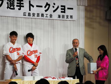 ユニホームやサイン色紙などが当たる抽選会を行う（左から）中田、九里、安仁屋ＯＢ会長