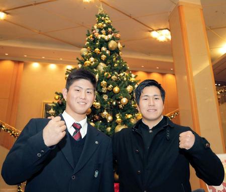 　クリスマスツリーの前で活躍を誓うドラフト２位指名・高橋昂（左）と同１位指名・加藤（撮影・吉澤敬太）