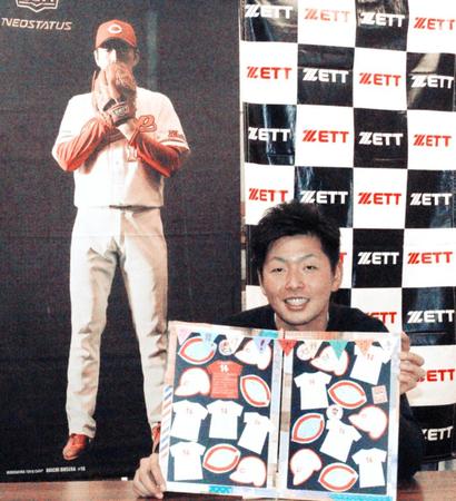 　野球用品店「東広島スポーツ」でサイン会を行い、ファンから特製のメッセージボードを贈られ笑顔の大瀬良