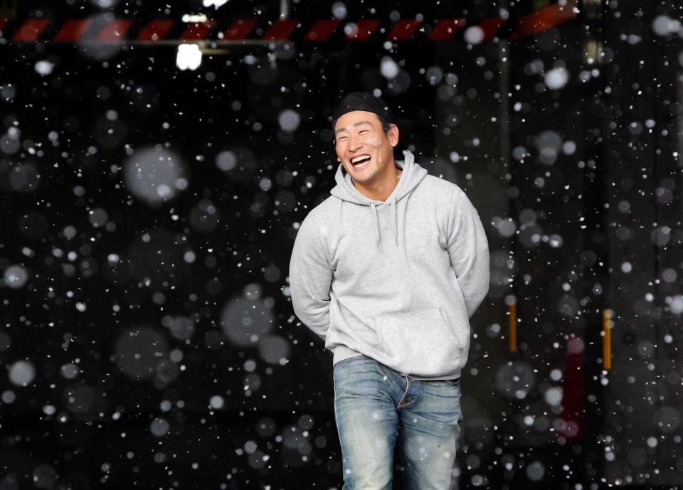 　雪が降る中、笑顔で引き揚げる下水流（撮影・吉澤敬太）