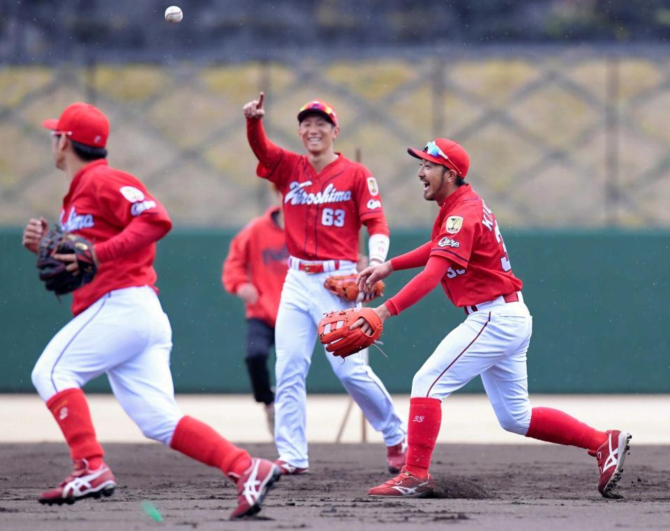 　田中（左手前）がバックハンドでトスしたボールの行方を笑顔で追う菊池（右）＝撮影・吉澤敬太