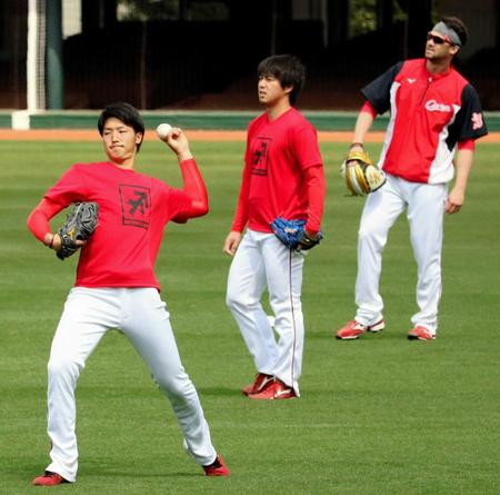 　キャッチボールをする（左から）床田、野村、ジョンソン