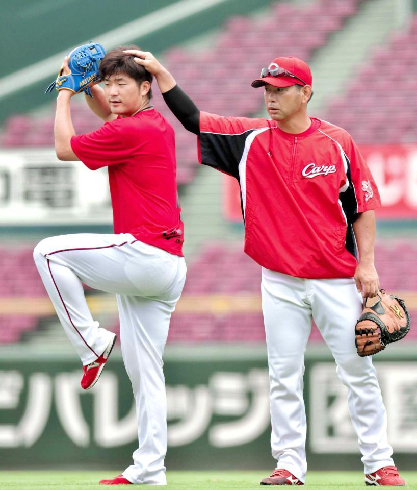 小林コーチ（右）の指導を受けながら投球フォームを確認する岡田（撮影・吉澤敬太）　