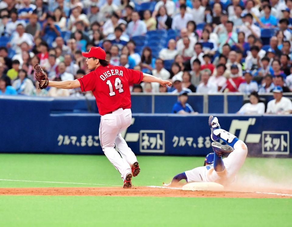 　６回、京田（右）に一塁内野適時安打を浴びた大瀬良（撮影・吉澤敬太）