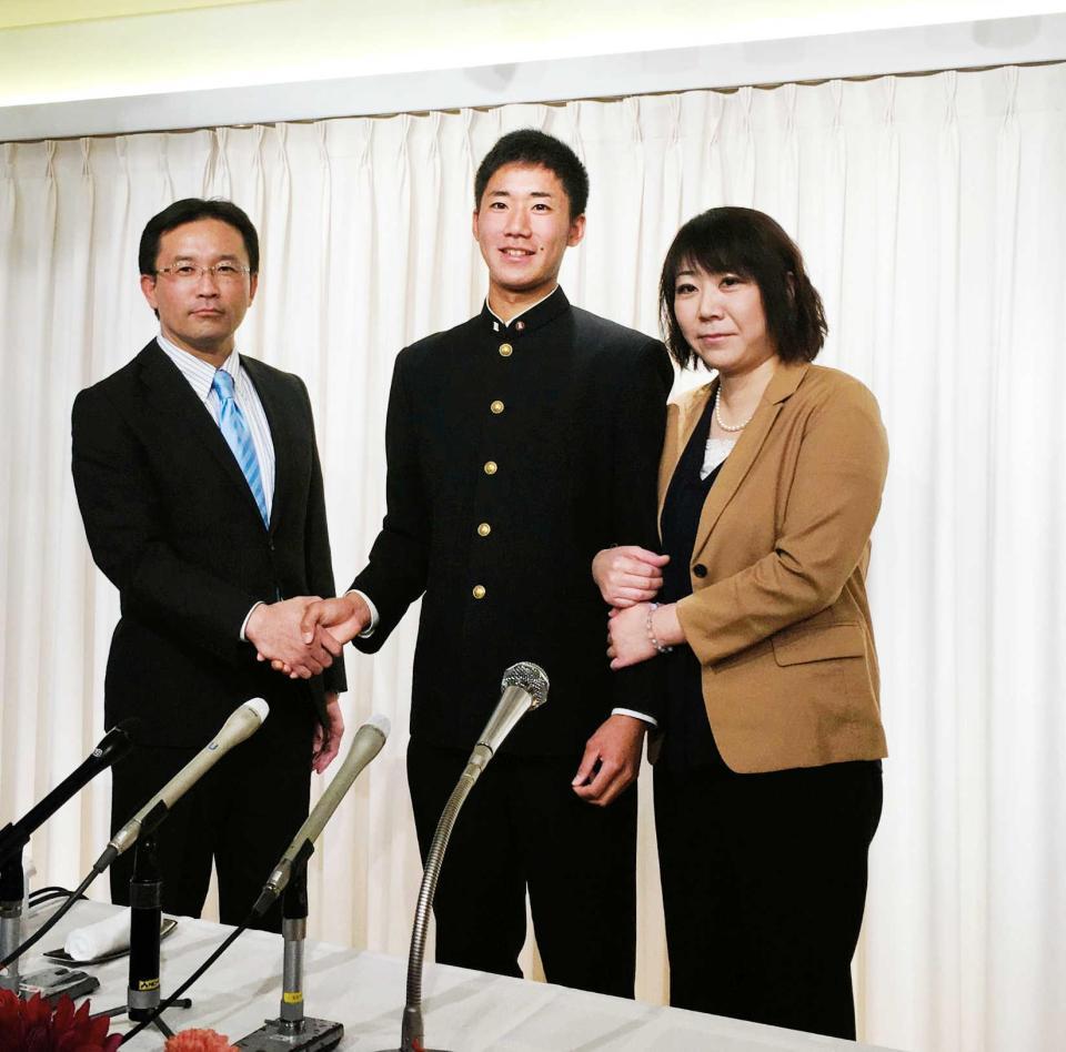 　仮契約を終え父・護高さん、母・和美さんと手をつなぐドラフト２位指名の熊本工・山口