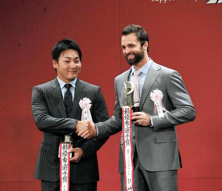 最優秀選手賞を受賞し握手する広島・丸（左）とソフトバンク・サファテ＝グランドプリンスホテル新高輪